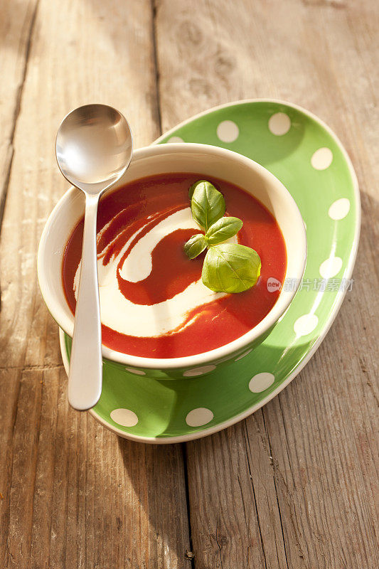 鲜奶油番茄汤和罗勒/番茄汤